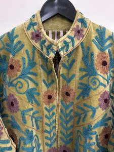 Blouson en velours style vintage Suzani, brodé à la main de motifs floraux, style bohème, vêtement d'extérieur artisanal, fermeture à un seul bouton - Product Image 5