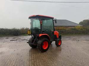 Tracteur agricole compact d'occasion pas cher B2231 22HP à transmission par engrenages 2 roues motrices avec cabine fermée - Product Image 3