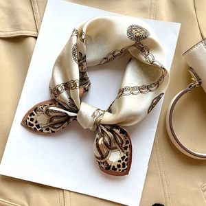 Foulard Hijab en Soie Imprimée 53cm pour Femme, Petit Foulard en Soie à Motifs Floraux, Foulard Tendance et Polyvalent, Protection du Cou, Hijab - Product Image 1