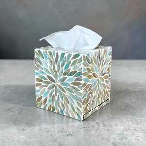 Caja de pañuelos decorativa moderna hecha a mano con diseño floral pulido e incrustaciones de nácar para uso en el hogar y la oficina - Product Image 1