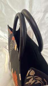 Bolso de mano negro con estampado floral hecho a mano en India - Product Image 5