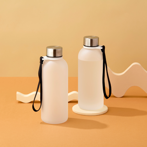 Bottiglia d'Acqua Riutilizzabile in Tritan con Logo Personalizzato, Design Coreano Moderno, Coperchio a Vite e Cinghia per Viaggi, Palestra e Attività all'Aperto - Product Image 6