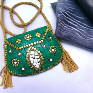 สั่งทําในถุงโลหะโมเสกชนเผ่าหลากสีสันพร้อมไม้ถูพื้น ลูกปัดแก้ว และเครื่องประดับอื่นๆ ผลิตโดย LUXURY CRAFTS - Product Image 4