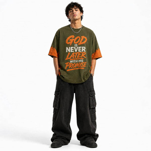Camiseta Oversize Personalizada para Hombre con Bloques de Color Lavado, Verde Oliva y Naranja, Estilo Streetwear con Efecto de Capas y Estampado de Letras en Relieve - Product Image 3
