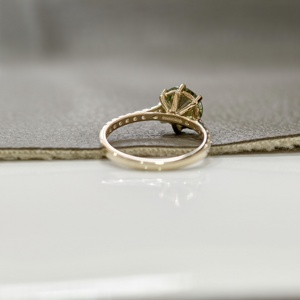 Anillo de Diamantes Cultivados en Laboratorio, Corte Redondo, 2 Quilates, Color Verde Fantasía, Certificado IGI, con Banda Pavé, para Compromiso, Boda o Aniversario, Regalo para Mujer - Product Image 4