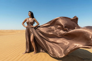 Robe de soirée de luxe dorée en satin, coupe fluide, avec fente haute et longue traîne, idéale pour séance photo en bord de mer, élégante pour bal de promo - Product Image 3