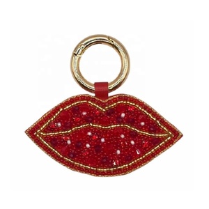 พวงกุญแจรูปปากประดับลูกปัดสีแดงวิบวับ ใช้คล้องกุญแจหรือกระเป๋า  งานปักลูกปัด เหมาะสำหรับเป็นของขวัญวันเกิดหรือวันครบรอบ - Product Image 1