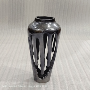 Vase décoratif en métal aluminium goutte à goutte noir avec corps conçu pour fondre - Product Image 2