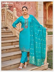 Fournisseur indien d'ensembles indiens de haute qualité, élégants, en soie verticale avec broderies, sequins et travail Zarkan, comprenant Kurti, pantalon et dupatta. - Product Image 3