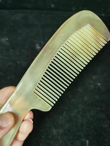 Peigne à cheveux artisanal en corne de buffle naturelle de qualité supérieure, sculpté, démêlant, antistatique, pour le soin des cheveux, disponible à la vente - Product Image 5