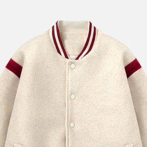 เสื้อแจ็คเก็ตวาร์ซิตี้สีครีมและสีแดงเลือดหมูคุณภาพสูงสำหรับผู้ชาย ติดกระดุม สไตล์พรีปปี้ เหมาะสำหรับใส่ในฤดูใบไม้ร่วง ทรงปกติ ผลิตจากผ้าขนสัตว์และโพลีเอสเตอร์ - Product Image 4