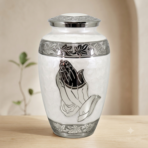 Urne funéraire en émail blanc nacré de qualité supérieure avec motif de mains en prière en argent gravé avec précision, urne pour cendres humaines adulte en laiton, personnalisable - Product Image 2