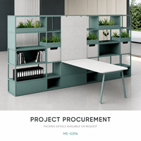 Bureau de travail moderne en acier avec rangement intégré, étagères murales ouvertes, panneau d'intimité gris et plateau de travail blanc