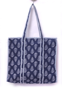 Bolso Tote de Algodón Acolchado con Estampado de Hojas de Indigo, Bolso de Hombro de Gran Capacidad para Viajes, Fines de Semana y Compras - Product Image 4