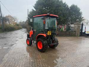 Tracteur agricole compact d'occasion pas cher B2231 22HP à transmission par engrenages 2 roues motrices avec cabine fermée - Product Image 4
