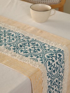 Chemin de table double couche en toile de coton slub premium, imprimé floral, style damassé, avec pompons, couleur crème, personnalisable pour salle à manger - Product Image 2