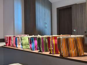 Sac de plage en nylon écologique personnalisé avec logo, pochette cosmétique réutilisable à fermeture éclair, design rayé, pochette recyclée en gros - Product Image 3