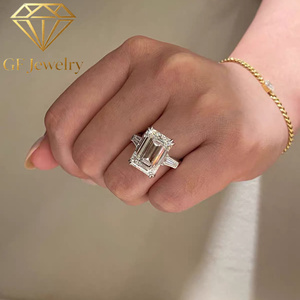 Bague de fiançailles en or blanc 18 carats avec diamant de laboratoire taille émeraude, trois pierres, pierres latérales baguette coniques, bijoux de luxe IGI - Product Image 5