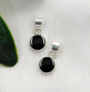 Dijes Redondos Hechos a Mano con Ónix Negro en Bisel - Dijes de Piedras Preciosas de 6 mm al por Mayor - Colgante Plateado - Product Image 1