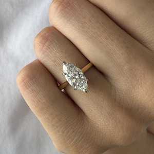 Bague solitaire en diamant taille marquise de 2 carats, sertie en bas, avec griffes en platine bicolore, certifiée IGI - Product Image 6