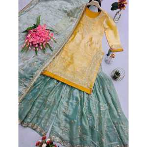 Ensemble de costume jaune pour femme Sai Creation, pour les fêtes, avec broderie et paillettes, détails élégants, taille M - Product Image 2