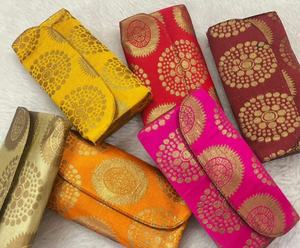 Elegante Bolso de Mano de Brocado Hecho a Mano para Mujer, Estilo Tradicional Potli de Seda con Diseño Floral Dorado Zari, Sobre para Regalo - Product Image 1