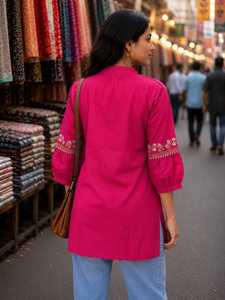 Tunique Kurta Rose Brodé en Matériaux Recyclés Coupe Classique pour Femme en Coton Haut Ethnique Traditionnel Boutonné Devant Trois Quarts - Product Image 4
