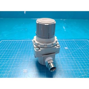 Régulateur de pression pneumatique SMC AR40-04BG-A, utilisé comme pièce détachée pour équipement semi-conducteur d'occasion - Product Image 5