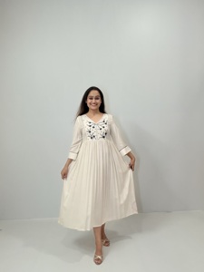 Robe longue plissée blanche bohème mignonne, col en V, brodée, manches trois-quarts, décontractée, pour la détente, respirante, 100% coton - Product Image 6