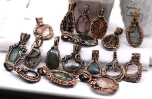 Collier pour femme fait main vintage chrétien pour fête et festival, avec pendentif en cristal serti de pierres précieuses et fil de cuivre enroulé - Product Image 3