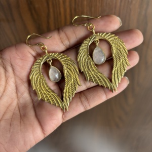 Boucles d'oreilles tribales vintage en laiton avec mandala et quartz rose, légères, pour femmes, avec attaches dorées, idéales pour les anniversaires - Product Image 1