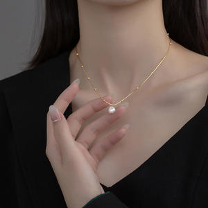 Collier en perles d'eau douce naturelles pour femmes, design minimaliste polyvalent, chaîne de clavicule de niche haut de gamme pour Instagram, vente en gros - Product Image 2