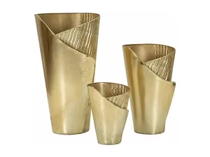 Vase en métal texturé pour une décoration intérieure élégante qui rehausse les reflets sous l'éclairage, idéal pour les salons et les bureaux. - Product Image 6
