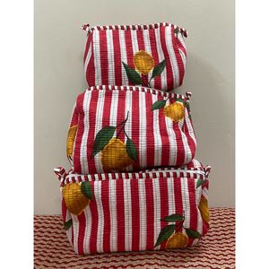 Ensemble de trois pochettes matelassées en coton rayées rouge et blanc avec applique citron et fermeture éclair – Sacs de maquillage décontractés pour usage quotidien - Product Image 1