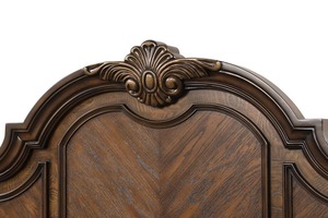 Lit à panneaux traditionnel Leovanni, en acajou, orné de sculptures raffinées et d'une finition luxueuse brun foncé pour la chambre. - Product Image 4