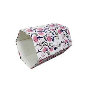 Tela de algodón con diseño floral hecho a mano con cartón de papel reciclado para uso en jardín, oficina o hogar. - Product Image 3