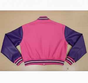 Chaqueta Varsity Corta Estética - Chaqueta Bomber de Estilo Urbano con Parches - Varsity de Alta Calidad para Mujer con Marca Personalizada - Product Image 2