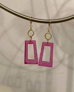 Boucles d'oreilles en résine faites à la main en gros avec des designs personnalisés, bijoux de mode colorés pour les boutiques et les collections de cadeaux - Product Image 3