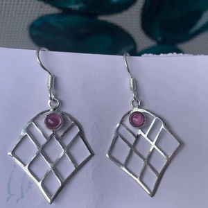 Pendientes modernos de diseño geométrico con piedra rosa cabujón en acabado plateado, corte redondo, hechos a mano con gemas para mujer. - Product Image 1