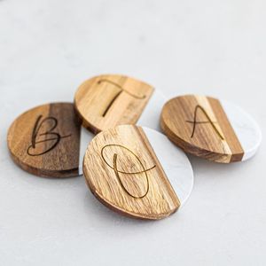 Sous-verres carrés en bois de luxe modernes avec incrustation de marbre, écologiques, personnalisables avec initiales, tapis et dessous de verre antidérapants - Product Image 1