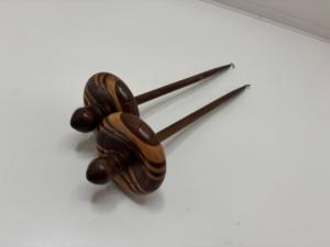 Fils à tisser traditionnel artisanal avec molette tournée rayée, outil de filature et d'artisanat - Product Image 5