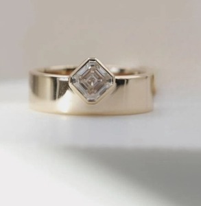 Anillo de banda ancha con diamante CZ blanco talla Asscher en diseño de engaste engastado, elegante joya de compromiso, regalo de cumpleaños - Product Image 1