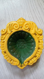 Lámpara de aceite Diya de cerámica hecha a mano, con forma elegante, en verde, azul, rojo y amarillo, con relieve y estampado, ecológica, para uso religioso. - Product Image 4
