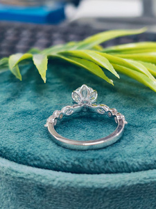 Anillo de diamantes de talla brillante redonda con piedras laterales en oro blanco, elegancia atemporal, brillo radiante y un aspecto refinado. - Product Image 4