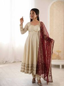 Ensemble Anarkali en soie crème avec dupatta brodé bordeaux, coupe ample, longueur ras du sol, tenue traditionnelle indienne et pakistanaise pour mariage - Product Image 3