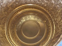 Seau en laiton de style marocain avec poignée à charnière, petits pieds et motif floral, parfait pour la décoration et comme accessoire pour lavabo.