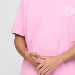 Camiseta al por mayor personalizada de alta calidad con parche de corazón extragrande, camiseta de estilo urbano de alta calidad - Product Image 4