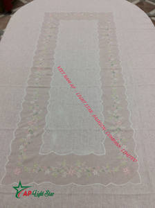 Nappe brodée élégante et luxueuse Artisanat frais de couture et de couture Nouveau - Product Image 5