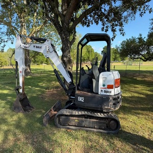 Miniexcavadora Bobcat E42 con pocas horas de uso, en excelentes condiciones, compacta y potente, ideal para trabajos de excavación y nivelación. - Product Image 1