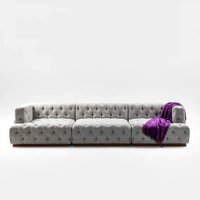 Canapé modulaire de luxe moderne entièrement capitonné, sectionnel 3 places avec capitonnage à boutons losanges et base en bois massif